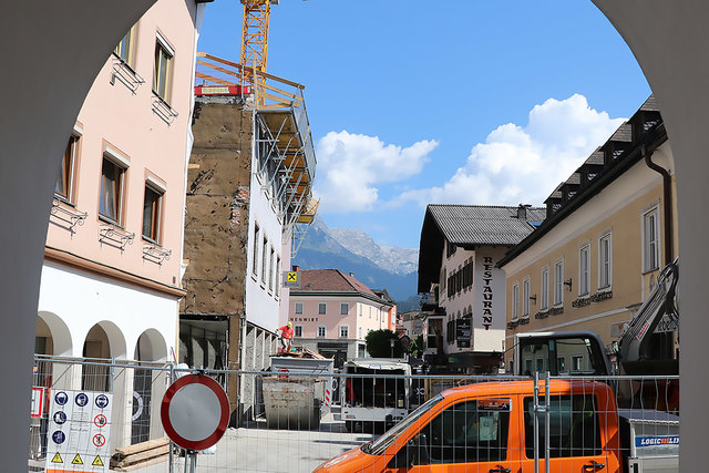 Aufgrund der Baumaßnahmen ist die Durchfahrt Richtung Bahnhofstraße über den Mohshammerplatz bis Anfang Oktober gesperrt. | Foto: Strauß / Stadtgemeinde Bischofshofen