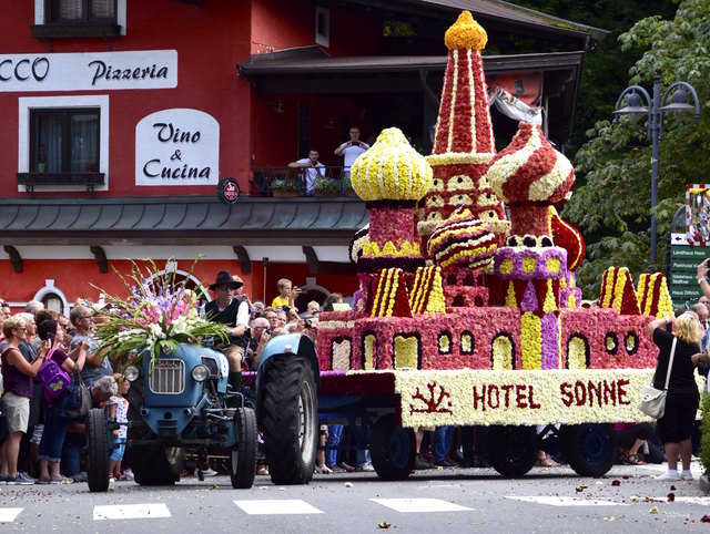 Rund 30 üppig geschmückte Wägen rollten beim Blumencorso durch Kirchberg.