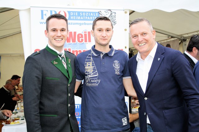Klubobmann Stefan Hermann, Feldkirchens GK Robert Mörth und Minister Mario Kunasek bei der vorjährigen blauen Sommerparty.