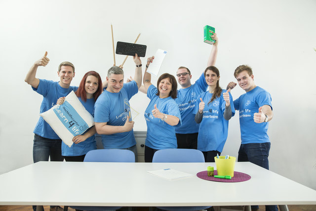 Das Team des Instituts "Learn4life" mit Thomas Panner (3.vl.) und Doris Fink (4.vl.) unterstützt Kinder beim Lernen.