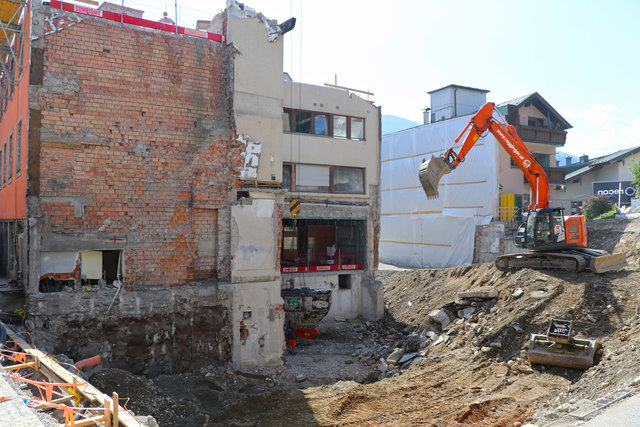 Mit dem Abriss der Häuser in der Raiffeisenstraße wurde bereits begonnen.  Die Raiffeisenstraße bleibt bis Ende 2019 gesperrt. Die Umfahrung führt über die Gaisberggasse. | Foto: Strauß / Stadtgemeinde Bischofshofen