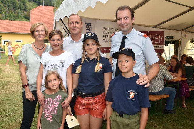 Barbara Reiner, Tanja und Lea Federer, Kdt.-Stv. Mario Künstl, Annalena Reinisch, Kdt. Bernhard Zeiner, Manuel Reinisch (v. li.)