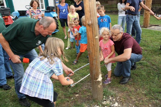 Beim Kindermaibaum dürfen auch die Jüngsten zur Säge greifen.