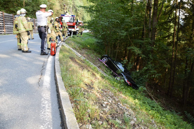 Am 15. August gegen 17.30 Uhr kam der Lenker dieses Sportwagens von der Eibergstraße ab und mit seinem "Carrera" gut zehn Meter unterhalb im Wald zu stehen. Fahrer und Beifahrerin blieben unverletzt und kamen selbst aus dem Pkw, die FF Söll sicherte und barg das Luxusgefährt anschließend. (nos) | Foto: ZOOM.Tirol