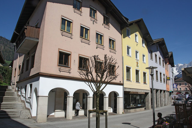Anstelle des Komplexes rund um das ehem. Lirk-Haus und die Raiffeisenbank wird das neue „Stadthaus Bischofshofen“ entstehen. | Foto: Strauß / Stadtgemeinde Bischofshofen