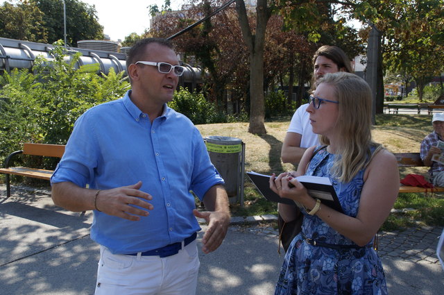 Stefan Stefan Harnisch (l.) erklärt das Konzept des Gastro-Pavillons vor Ort am Reumannplatz.