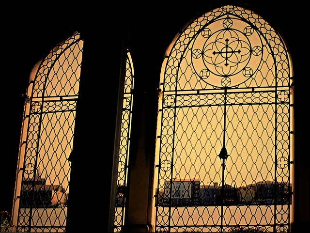 Das Lächeln ist ein Licht, das sich im Fenster eines Gesichtes zeigt, und anzeigt, daß das Herz daheim ist.

Unbekannt