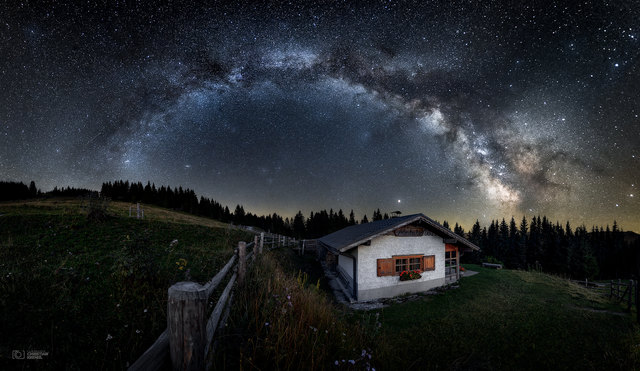 Geschichte zum Bild:
Die Location mit der kleinen eingezäunten Almhütte fand ich schon vor ein paar Monaten bei einer Wanderung in dieser Region um Annaberg bei Mariazell. Ein Blick auf Photopills... [Gesamte Beschreibung in den Kommentaren]