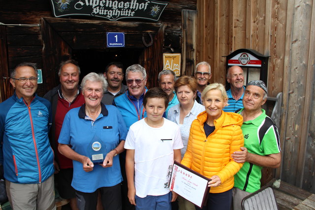 Vorne: Franz Nill (AltBgm. Uttendorf), Franz Möschl, Thomas Voithofer, Elisabeth Voithofer, Bgm. Sonja Ottenbacher, Peter Bacher
Hinten: Vizebgm Vital Enzinger, Fritz Voithofer, Dr. Fritz Schragl, Herbert Hörl, Ernst Reichholf, Schönegger Bascht | Foto: Egger