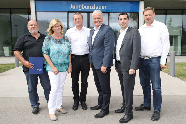 ©Herbert Käfer: LHStv. Franz Schnabl, mit einer Delegation von GemeindevertreterInnen des Bezirks Melk auf Betriebsbesuch in der Firma Jungbunzlauer (v.l.n.r.): GR Walter Handl (Matzleinsdorf), Bgm. Gerlinde Schwarz (Leiben), Dr. Josef Gass (Leiter für Produktion und Technologie – Jungbunzlauer), LHStv. Franz Schnabl, LAbg. Dr. Günther Sidl, Bgm. Ing. Johannes Weiß (Klein-Pöchlarn).