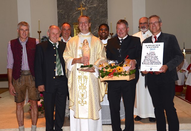 Vertreter der Gemeinde Schwoich sowie Pfarrkirchen- und Pfarrgemeinderat verabschiedeten Stanislav Gajdoš (Mitte) im Rahmen eines Festgottesdienstes. Von links: Georg Steinbacher, Sepp Tischler, Martin Kaindl, Dr. Binu John, Vizebgm. Peter Payr, Diakon Franz Reinhartshuber und Bgm. Josef Dillersberger.