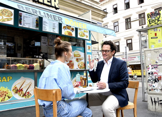 Interview beim Berliner Döner: Bezirkschef Markus Reiter mit Andrea Hörtenhuber, stellvertretende bz-Chefredakteurin. | Foto: Markus Spitzauer