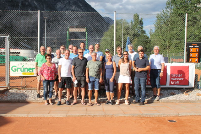Das abschließende Gemeinschaftsfoto des 12. Georg-Kecht Senior Masters auf der Anlage des SV Zams Tennis.