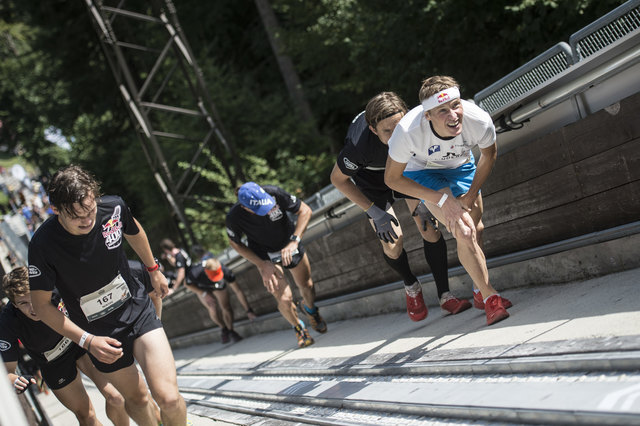 Wie steil der flachste Anlauf des Skisprung-Weltcups sein kann, weiß auch Andreas Goldberger (re.). | Foto: Red Bull Content Pool