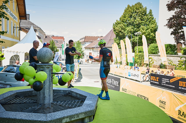 Sekt-Dusche im Ziel :)                                                         Photo: martinbihounek.com