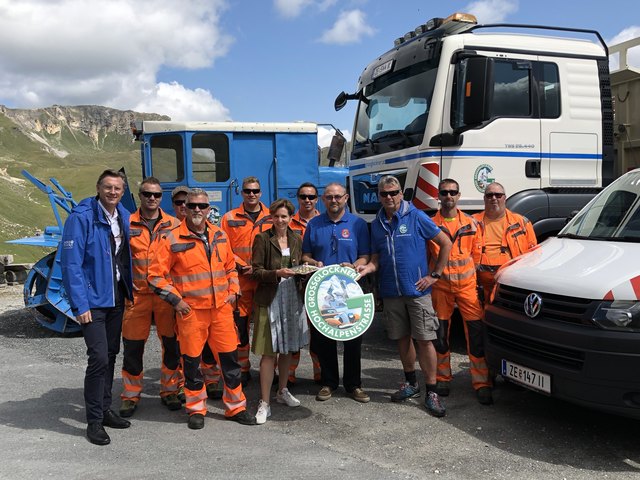 Überreichung Christophorus-Plakette durch Landtagspräsidentin Brigitta Pallauf an den Betriebsratsvorsitzenden der Großglockner Hochalpenstraßen AG Roland Wallner | Foto: grossglockner.at