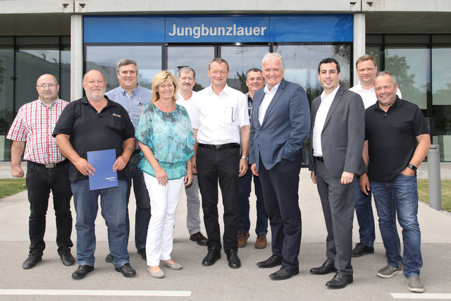 ©Herbert Käfer (v.l.n.r.): Vizebgm. Anton Steininger (Klein-Pöchlarn), GR Walter Handl (Matzleinsdorf), Betriebsratsvors. (Arbeiter) Johannes Weidinger, Bgm. Gerlinde Schwarz (Leiben), Betriebsratsvors. (Angestellte) Harald Neusser, Dr. Josef Gass (Leiter für Produktion und Technologie – Jungbunzlauer), Vize-Bgm. Josef Landstetter (Leiben), LHStv. Franz Schnabl, LAbg. Dr. Günther Sidl, Bgm. Ing. Johannes Weiß (Klein-Pöchlarn), GR Günther Lembacher (Leiben).