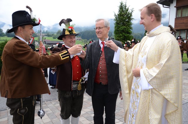 Ein Schnapsl zum Abschied: Pfarrer Stanislav Gajdoš mit Bgm. Josef Dillersberger, Schützenhauptmann Alois Thaler und Kapellmeister Herbert Sonnerer. | Foto: Nageler