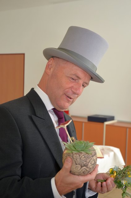 Hammerherr mit Gastgeschenk aus Ton | Foto: Ebner