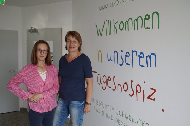Farbenfroh ist das Willkommen im Kinderhospiz in der Meidlinger Hauptstraße. Am Foto: Gudrun Madl und Irene Eberl (l).