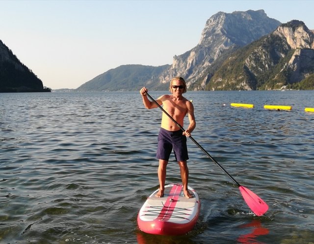 Felix Brunninger ist mit seinem Stand Up Board auch gerne auf den Seen Österreichs unterwegs. | Foto: Brunninger