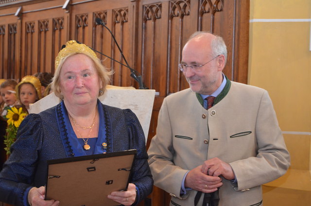 Edgar Niemecek mit Grete Hammel, die den Ehrenring in Gold seitens der Volkskultur NÖ erhielt | Foto: Ebner