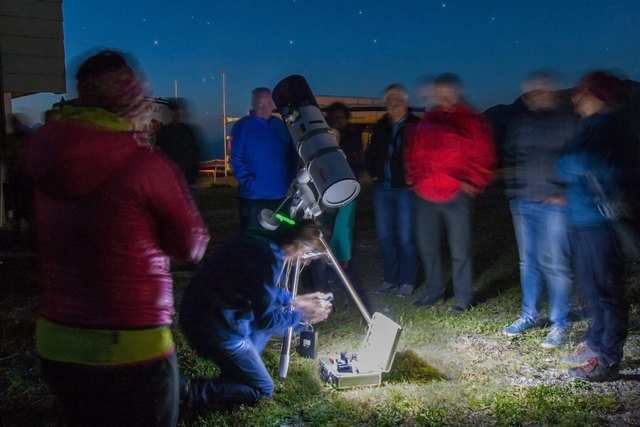 Dr. Norbert Span gab einen Tag vor dem Blutmond einer Gruppe Astronomie- Interessierter die Möglichkeit, den Mond und Planeten mit einem Teleskop vom Krahberg aus zu beobachten. Darunter konnte man auch den Saturn mit seinen Ringen sehen. © Ing. Günter Kramarcsik