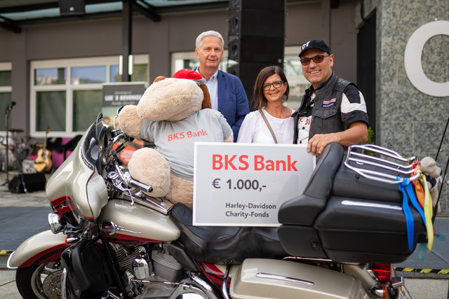 BKS-Bank unterstützt die Harley-Davidson-Charity-Tour. V.l.n.r.: Karl Mertel, Leiter der BKS-Bank Direktion Kärnten, Doris Hofstätter, Leiterin der BKS-Bank-Filiale in Pörtschach, Präsident des HD-Charity-Fonds Peter Reitzl | Foto: BKS/Nicolas Zangerle