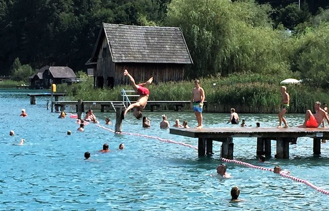 Bei diesen heißen, sommerlichen Temperaturen erfrischt am besten ein perfekter Salto mit anschließenden, tollen Köpfler in den türkisfarbenen Faaker See!