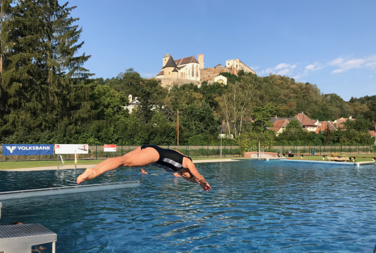 Bei perfektem Wetter vor perfekter Kulisse gelingt der Sprung ins kalte Wasser freut sich meine Tochter im Garser Bad!