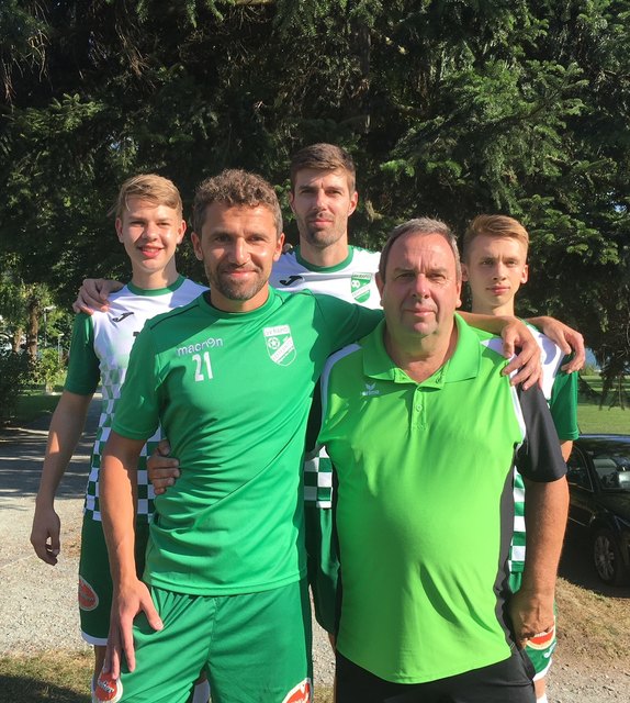 In Feffernitz dominiert Grünweiß. Kapitän Manuel Müller, Trainer Gustav Schaller (vorne v. l.); Florian Schaller, Petar Stojnic, Benjamin Kert (hinten v. l.) | Foto: Gustav Schaller/KK