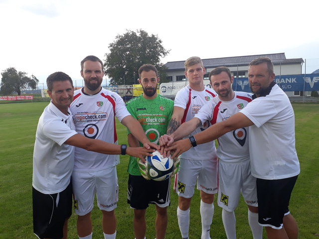 Erfolgreicher Gmündner Start: Hannes Truskaller (Trainer), Udo Gasser (Kapitän), Christoph Pirker, Dominik Steiner, Philip Platzer und Bernhard Puffitsch (Co-Trainer, von links) | Foto: Hannes Truskaller/KK