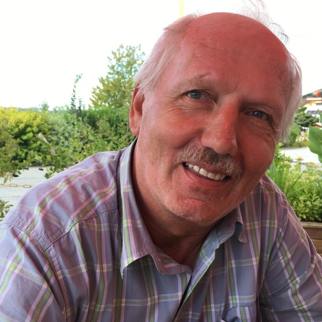 „Am Traktor sitzt sich's besser als dahoam im Wohnzimmer. Da erlebst was!“, sagt der Stoa-Lois (schmunzelt).