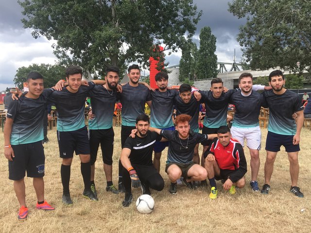 Bei Freundschaftsspielen und Turnieren ist der FC Multikulti mit dabei, so auch bei der Käfigmeisterschaft auf der Donauinsel. | Foto: FC Multikulti