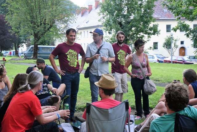 LH-Stv. Michael Schickhofer und Festinitiator Franz Lammer mit Besuchern am "Urban Camping". | Foto: Land Steiermark/Stolz