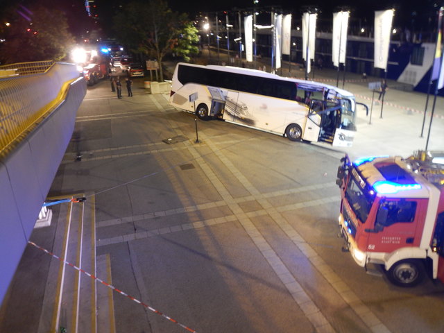 Die Feuerwehr wurde zu einem Unfall mit einem Reisebus bei der Schiffsanlegestelle Reichsbrücke gerufen.
