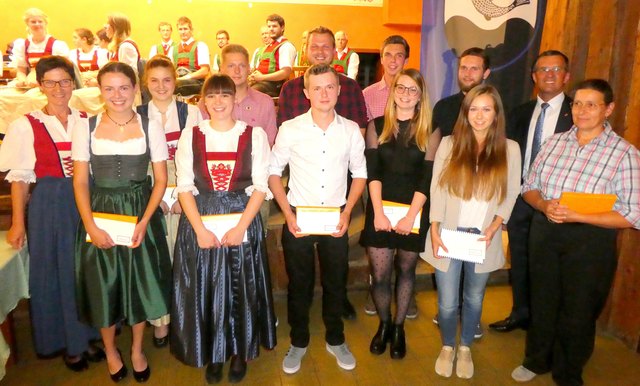 Auch besondere Leistungen in der Ausbildung wurden von der Gemeinde Breitenbach wieder honoriert wozu Bürgermeister Alois Margreiter (2.v.r.) und Vize-Bürgermeisterin Martina Lichtmannegger (1.v.l.) recht herzlich gratulierten. | Foto: Florian Haun
