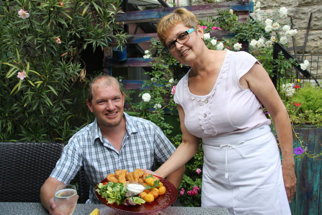 Melange von gebackenem Zucchini & Kürbis mit feinem Joghurtdip – ein Hit auf der spätsommerlichen Speisekarte