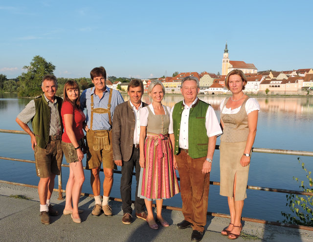 V. l.: Landratsabgeordneter Walter Taubeneder,  Bettina Berndorfer (Tourismuschefin Schärding), Schärdings Bürgermeister Franz Angerer, Neuhaus Ortschef Josef Schifferer,  Bezirksrätin Cornelia Wasner-Sommer,  Landrat Franz Meyer und Passaus  Tourismusreferentin Edith Bottler | Foto: Schärding Tourismus