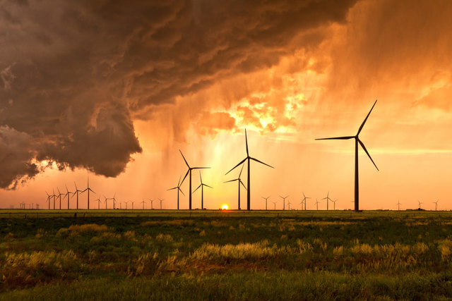 Kurz vor Sonnenuntergang erreichte ein Sturm den Balko-Windpark in Oklahoma. Der perfekte Moment, den Klaus Rockenbauer mit seiner Kamera festhielt.