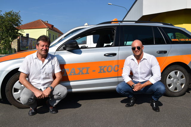 Caner Koc und Ludwig Kierberger. Kierberger möchte zukünftig auch Partygäste von Festen abholen und sucht Personal.