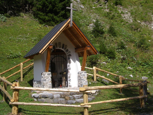 Die Hubertuskapelle im Almajurtal ladet zum Verweilen, Bitten und Danken ein!