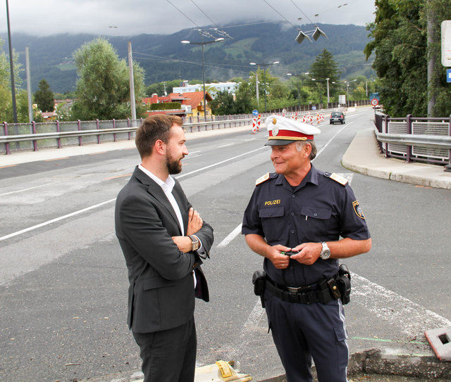 Hellbrunner Brücke in Salzburg wird saniert, Landesrat Stefan Schnöll im Bild mit Chefinspektor Wolfgang Ebner von der Polizei