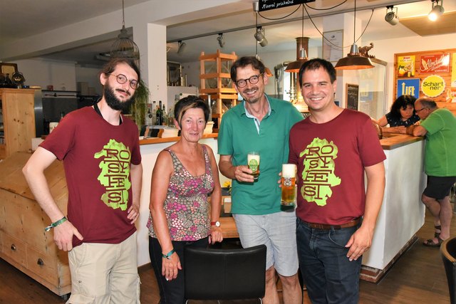 Ralph Taxacher (Obmann Verein Rostfrei), Bürgermeisterin Christine Holzweber und LH-Stv. Michael Schickhofer (re.) mit dem Braumeister des regionalen "Erzbergbräu" Reini Schenkermaier. | Foto: Land Steiermark/Stolz
