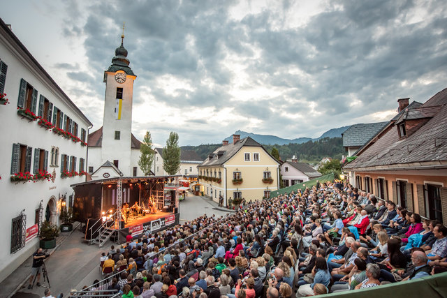 Das Herbert Pixner Projekt sorgte auch heuer wieder für begeisterte Fans am Öblarner Hauptplatz. | Foto: Christoph Huber