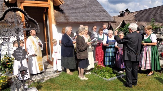 Grünau im Almtal : P. Christoph Eisl (Bild links) hatte diese Urnenstätte gesegnet, die vom Kirchenchor (rechts) festlich mitgestaltet wurde. Alle Fotos: Bamer Friedrich.