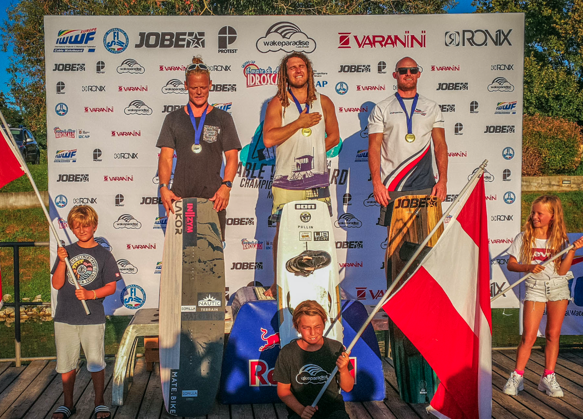 Mit Daniel Fetz (Mitte) stand bei der Europameisterschaft im Cable Wakeboard ein Oberösterreicher am Podium.