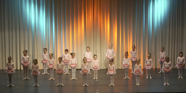 Bei den regelmäßigen Schülervorstellungen haben die Kinder die Möglichkeit, ihr erlerntes Können auf der Bühne zu präsentieren. | Foto: www.ballettschule-kager.at