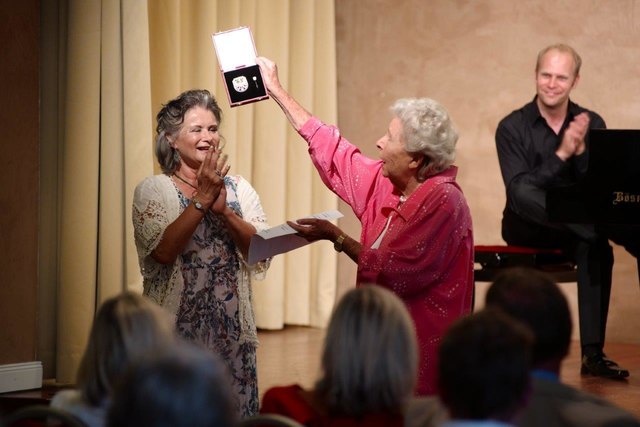 Freude von Christa Ludwig über die hohe Auszeichnung des Landes Tirol verliehen durch die Tiroler Landesregierung am Vortag. | Foto: Dabernig