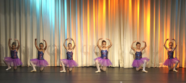 Bei den regelmäßigen Schülervorstellungen haben die Kinder die Möglichkeit, ihr erlerntes Können auf der Bühne zu präsentieren. | Foto: www.ballettschule-kager.at